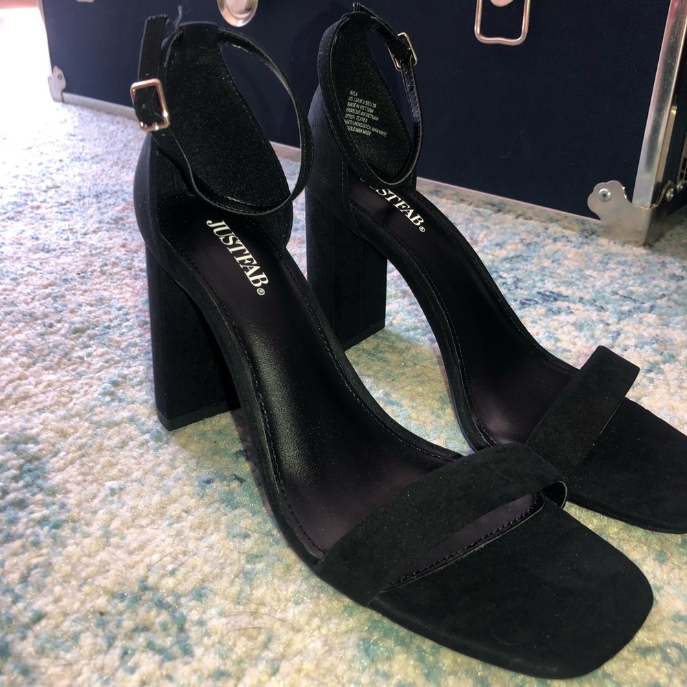Black heels - Picture 3 of 5